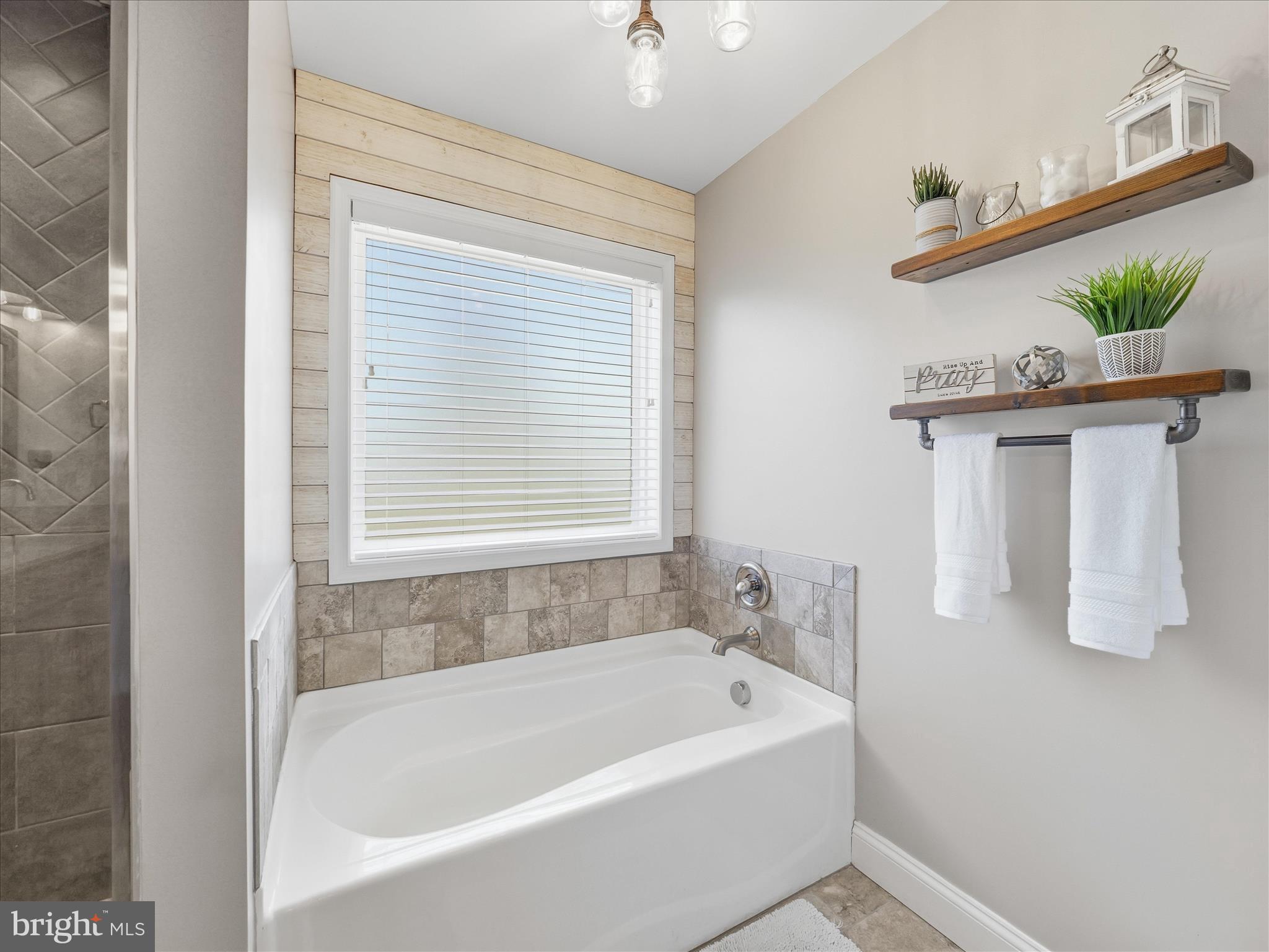 ROLLING HILLS - Residential