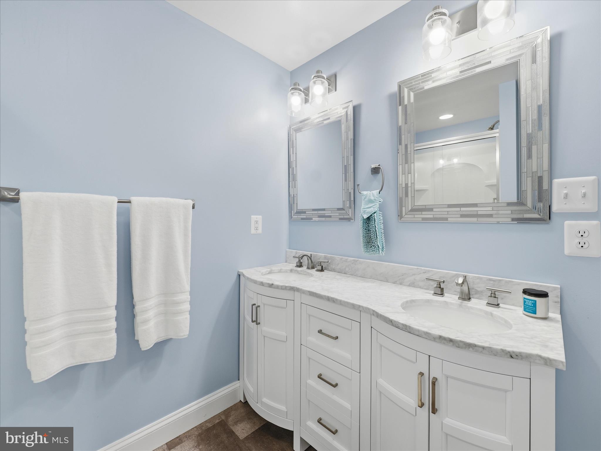 ROLLING HILLS - Residential