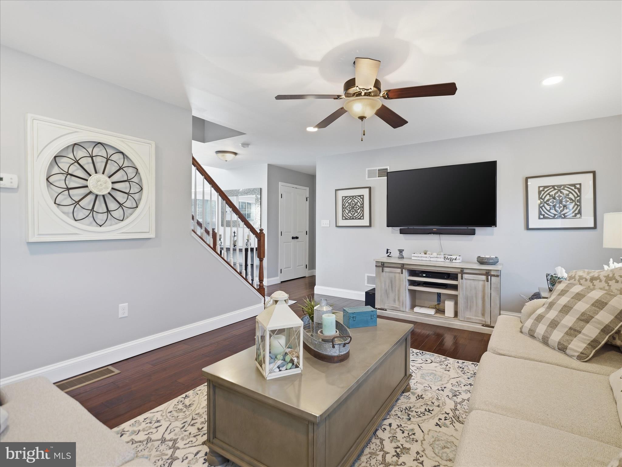 ROLLING HILLS - Residential