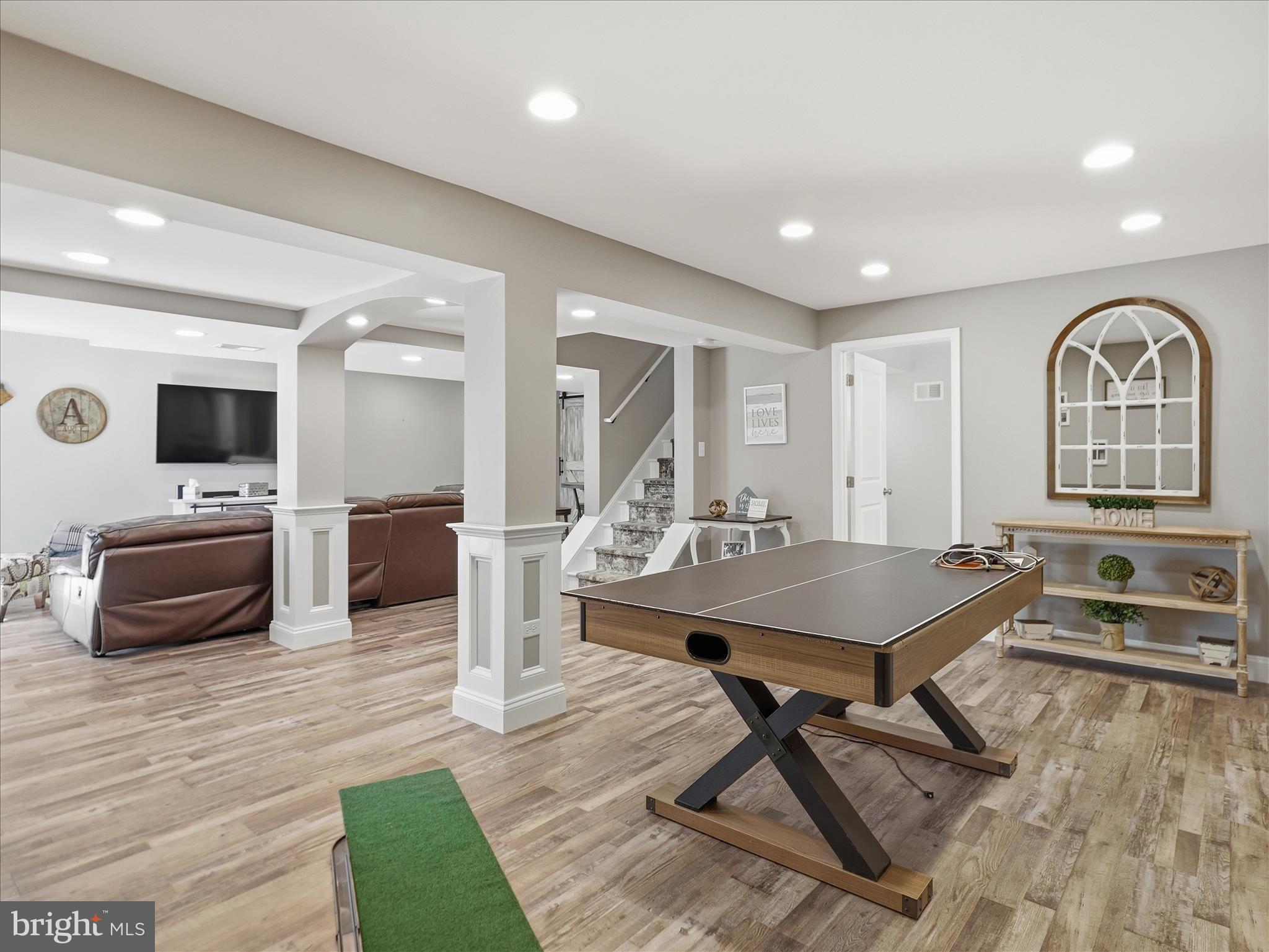 ROLLING HILLS - Residential