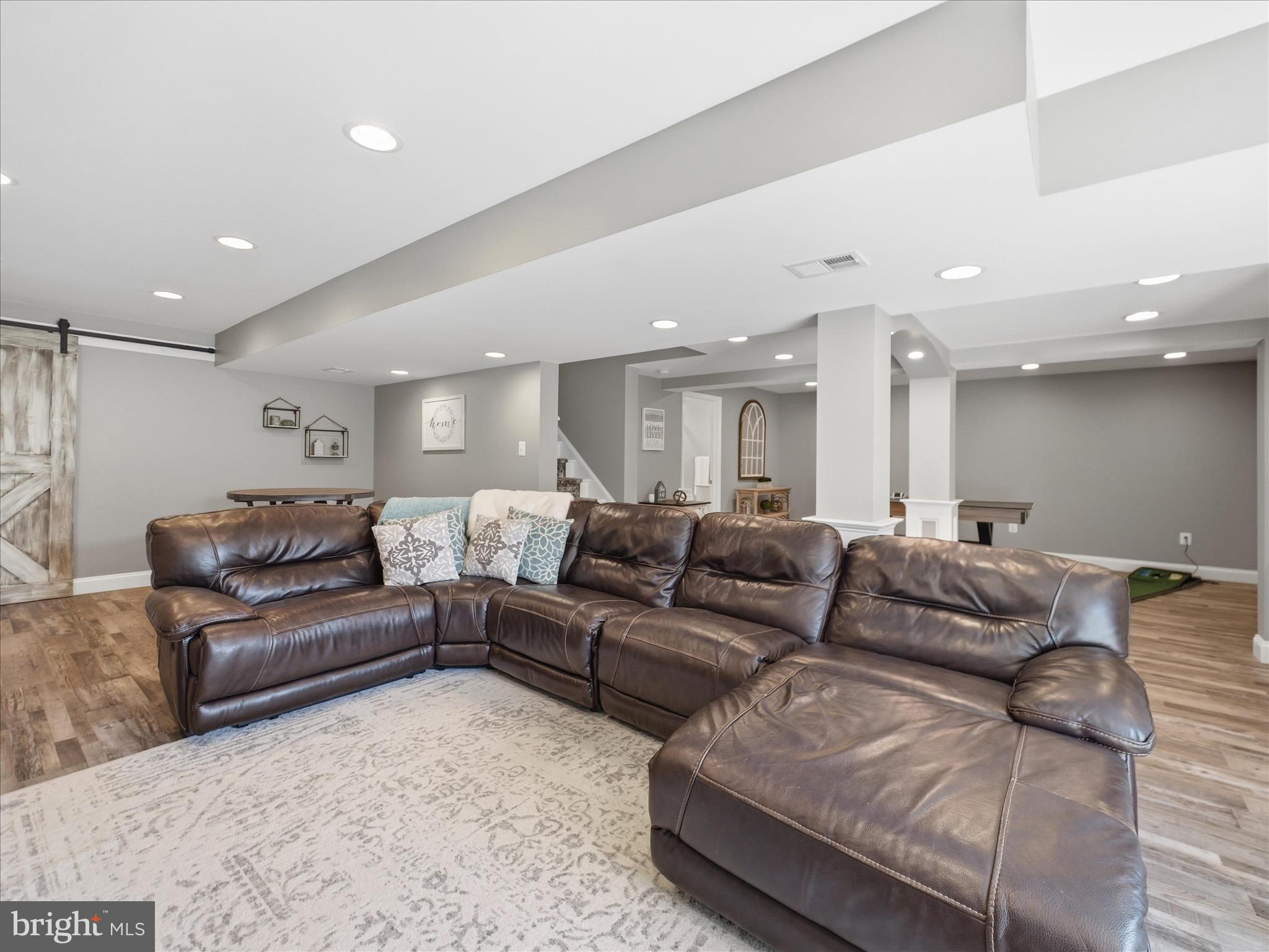 ROLLING HILLS - Residential