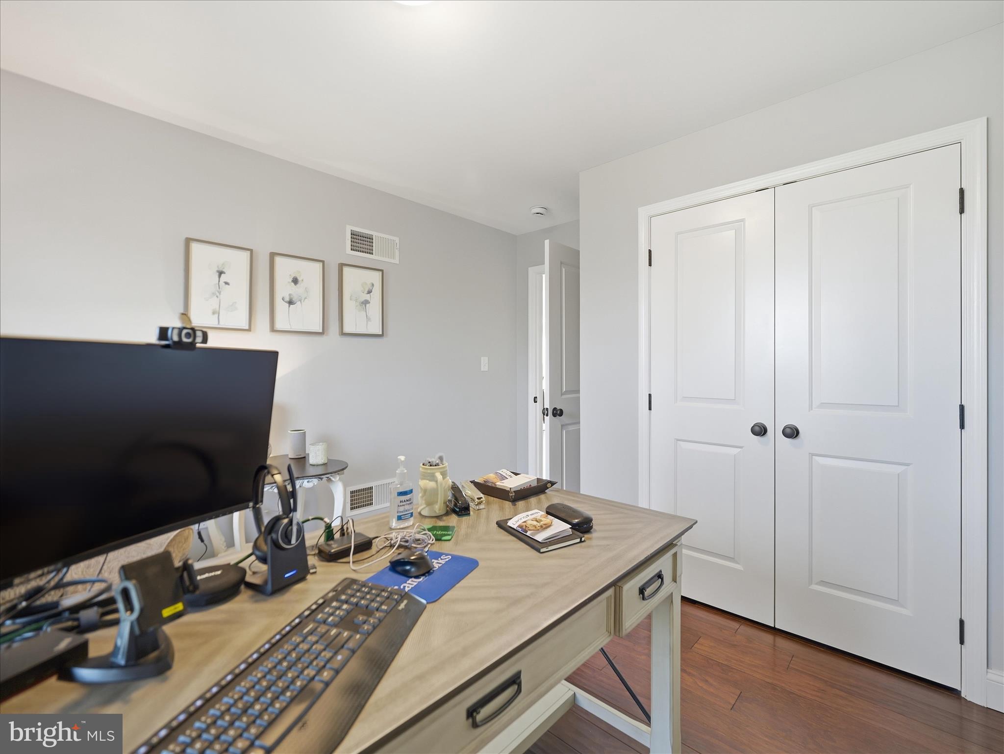 ROLLING HILLS - Residential