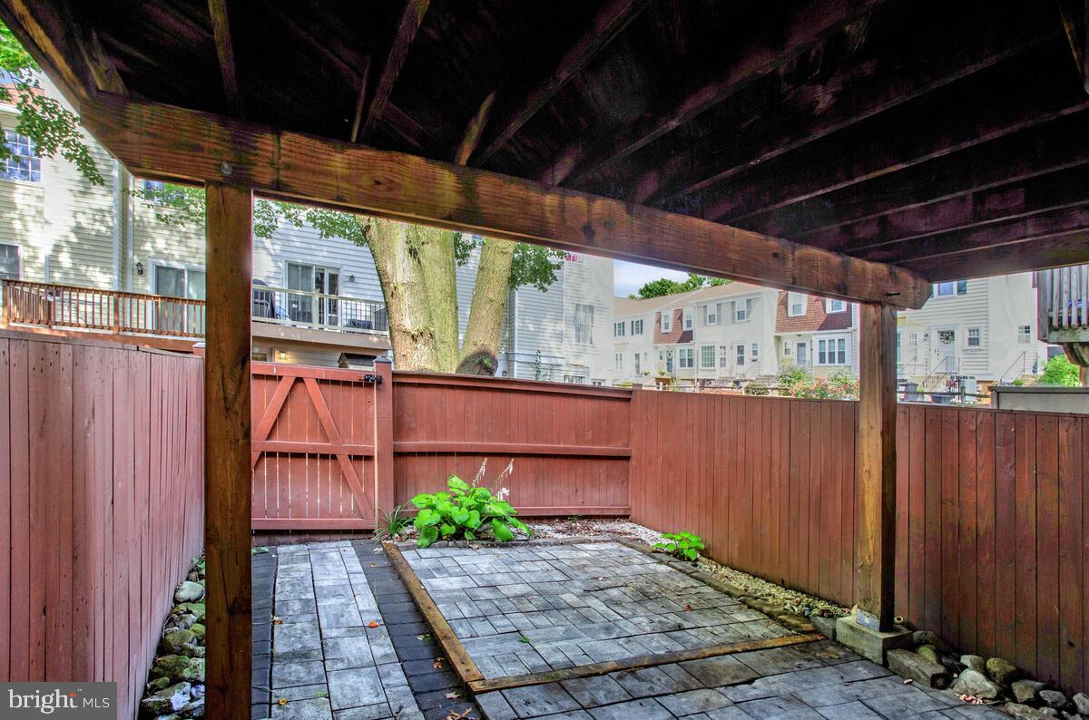 CROFTON MEWS CONDO - Residential Lease