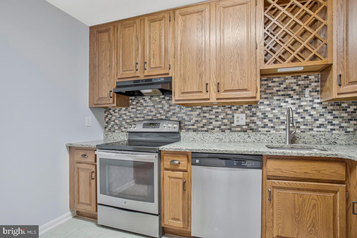 CROFTON MEWS CONDO - Residential Lease