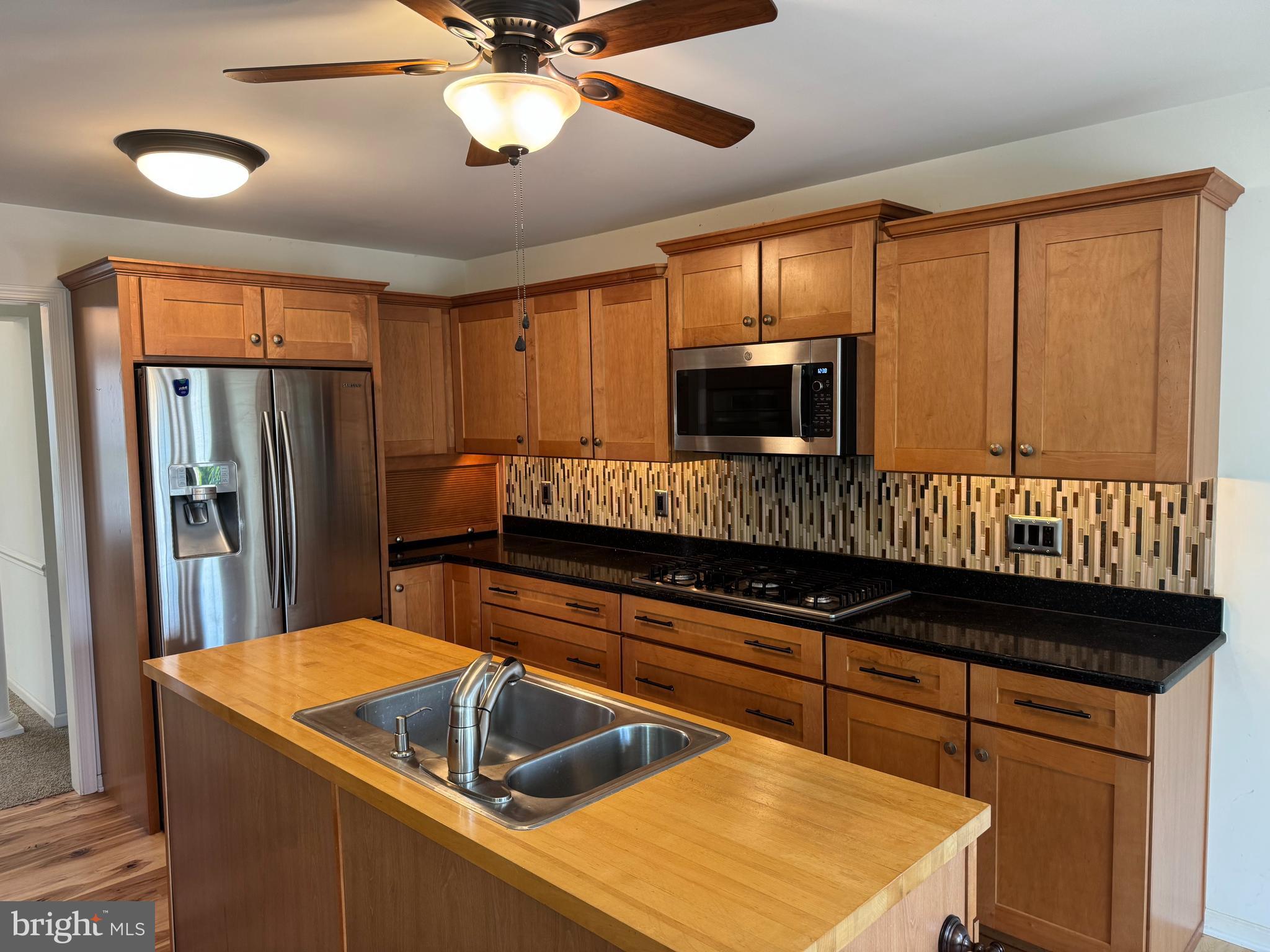 SUTHERLAND AT WOODS EDGE - Residential