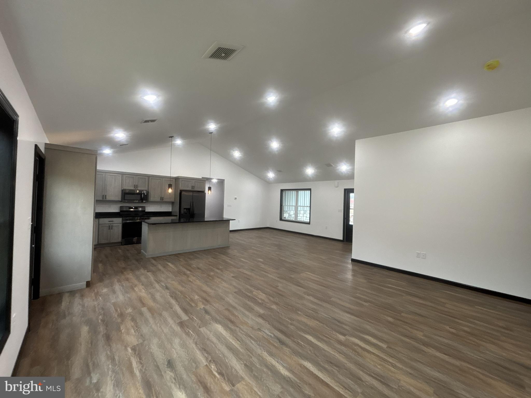 194 MEADOWCREEK DRIVE N