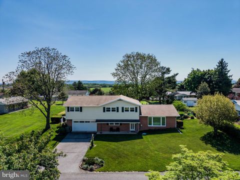Photo of 17 Kensington Dr, CHAMBERSBURG, PA 17201 (MLS # PAFL2034844)