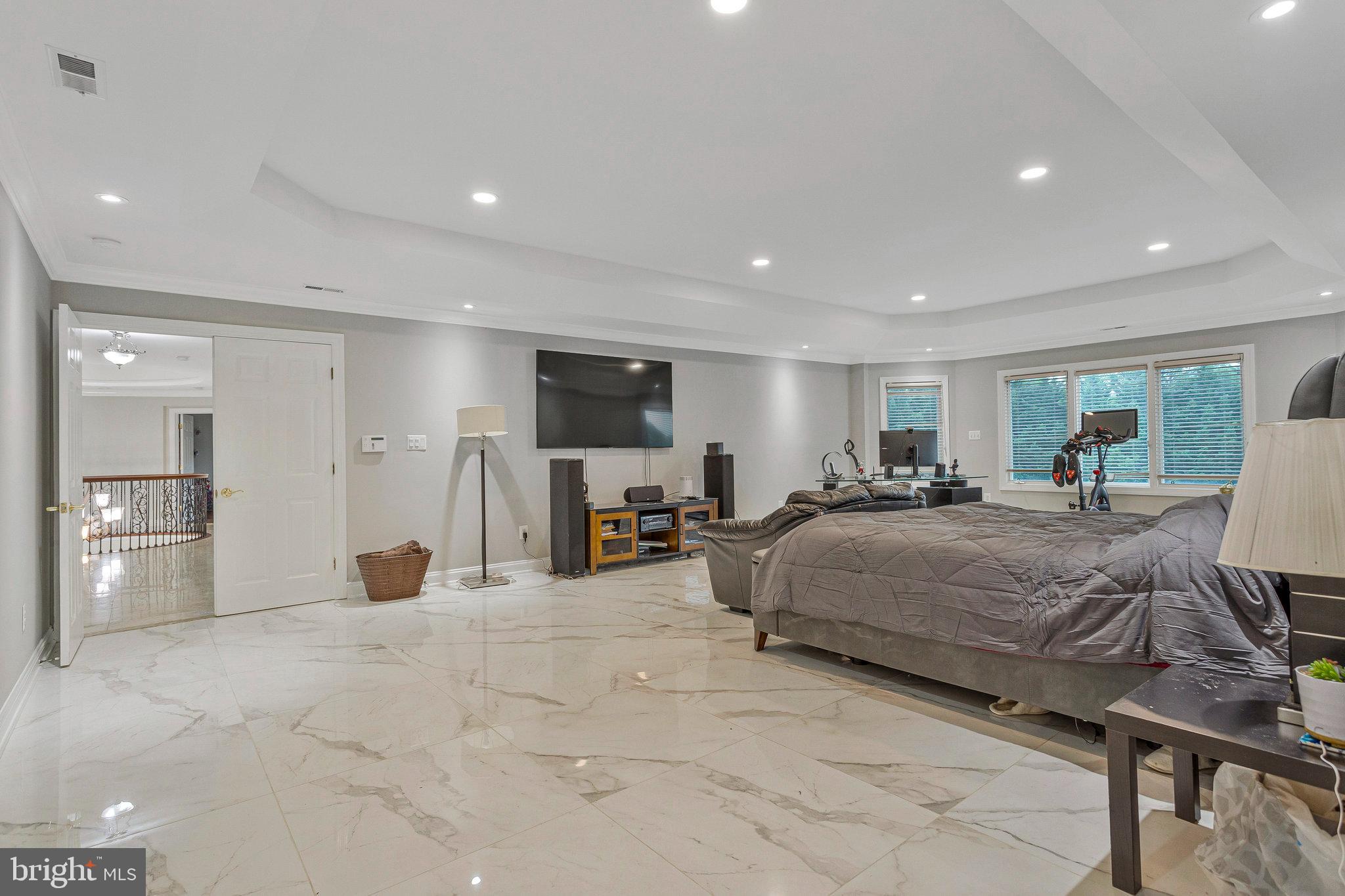 GOVERNORS MANOR - Residential