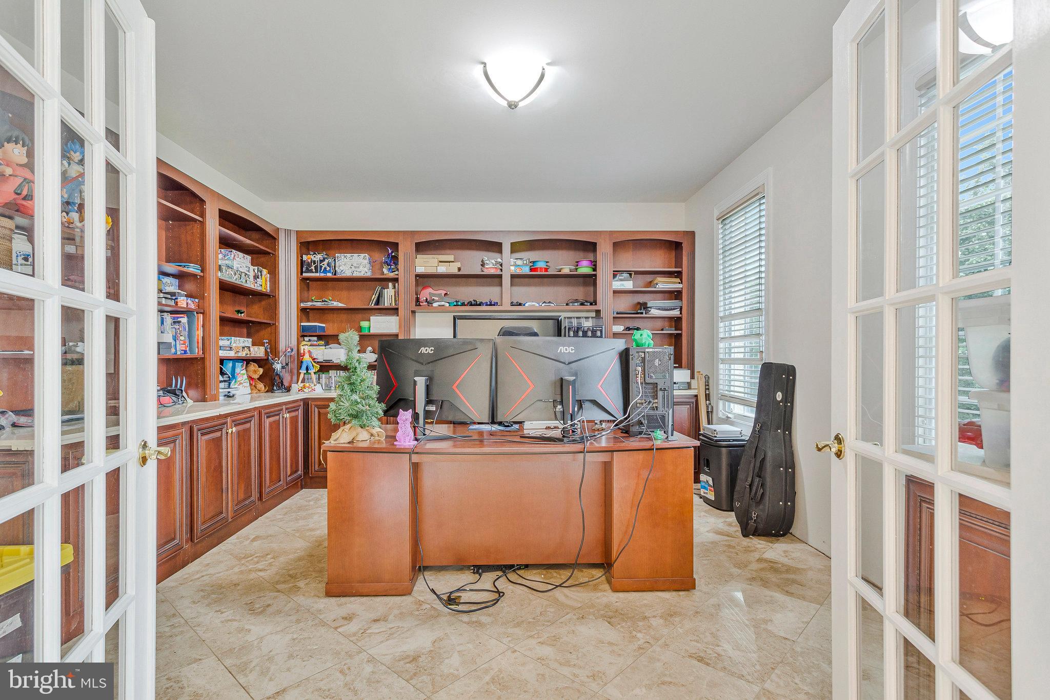 GOVERNORS MANOR - Residential