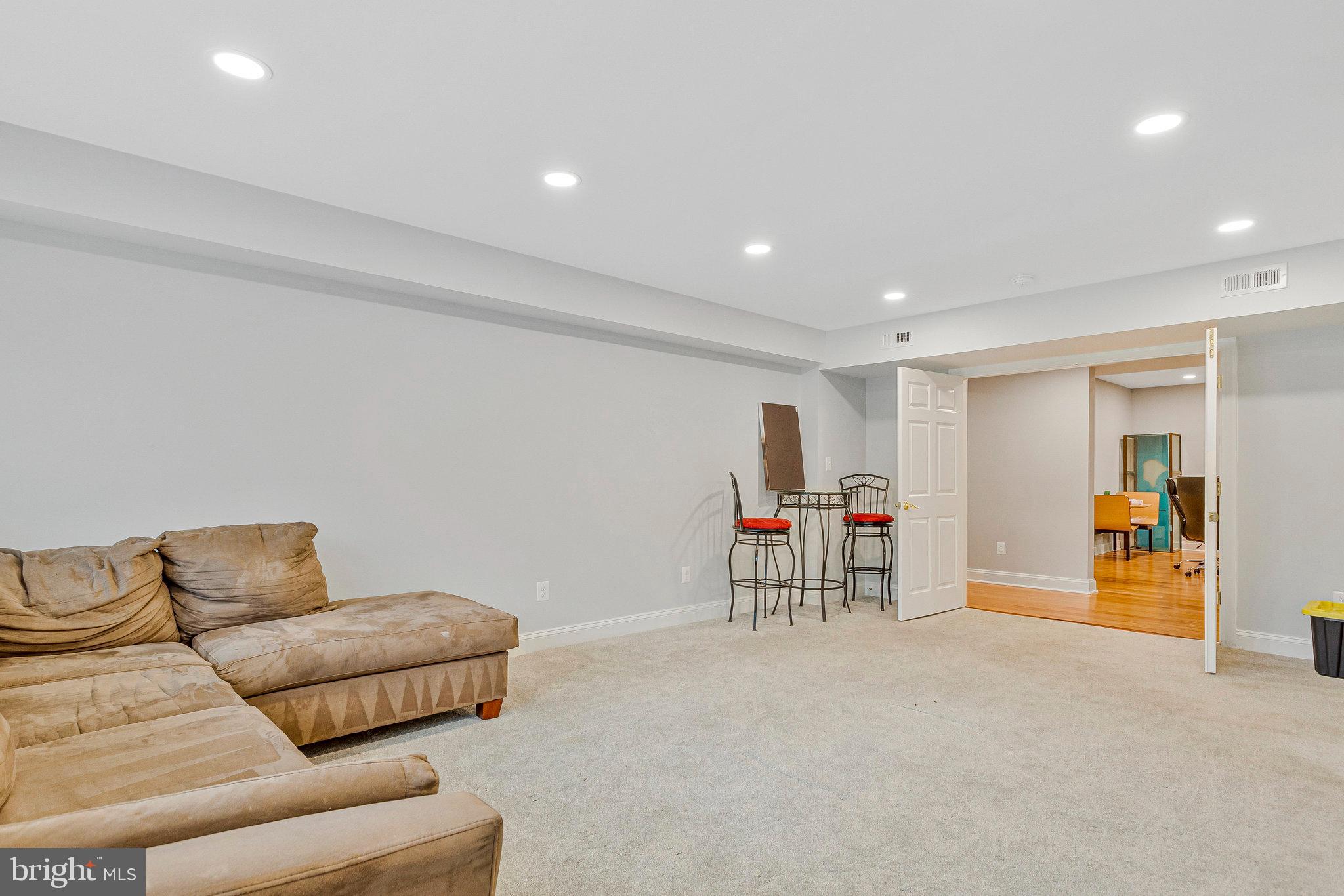 GOVERNORS MANOR - Residential