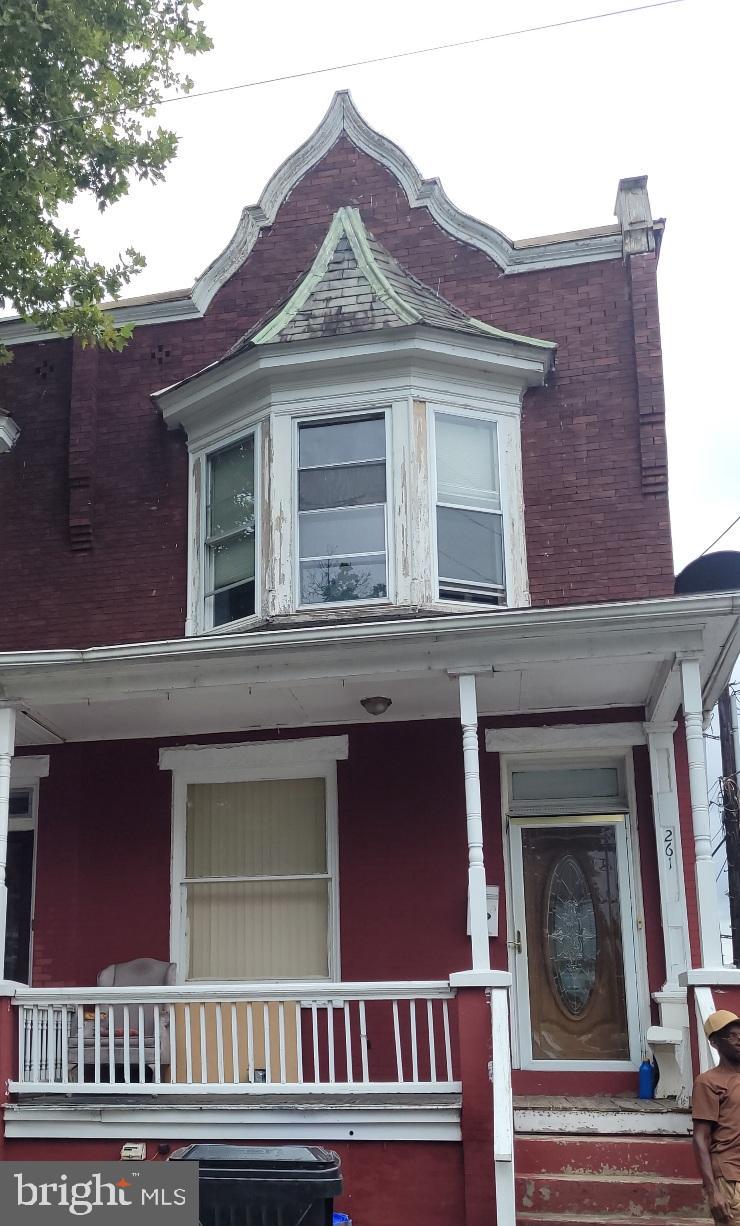 Calling all investors! SOLD AS IS Located in historic Harrisburg
Bring your imagination and paint brush and bring this home back to its original beauty!
Lots of potential! Corner property near restaurants and walking distance to the river
Agents when showing see remarks about the home in Agent remarks before showing.