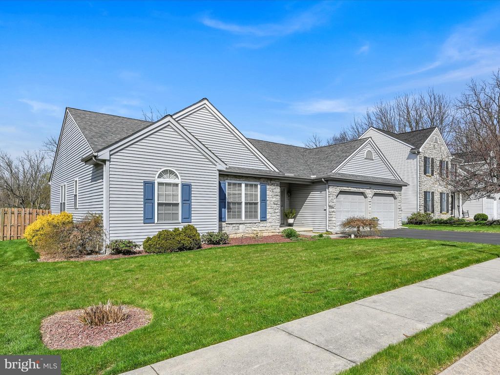 Photo of 328 Oak Thorne Lane, Lancaster, PA 17602 (MLS # PALA2049396)
