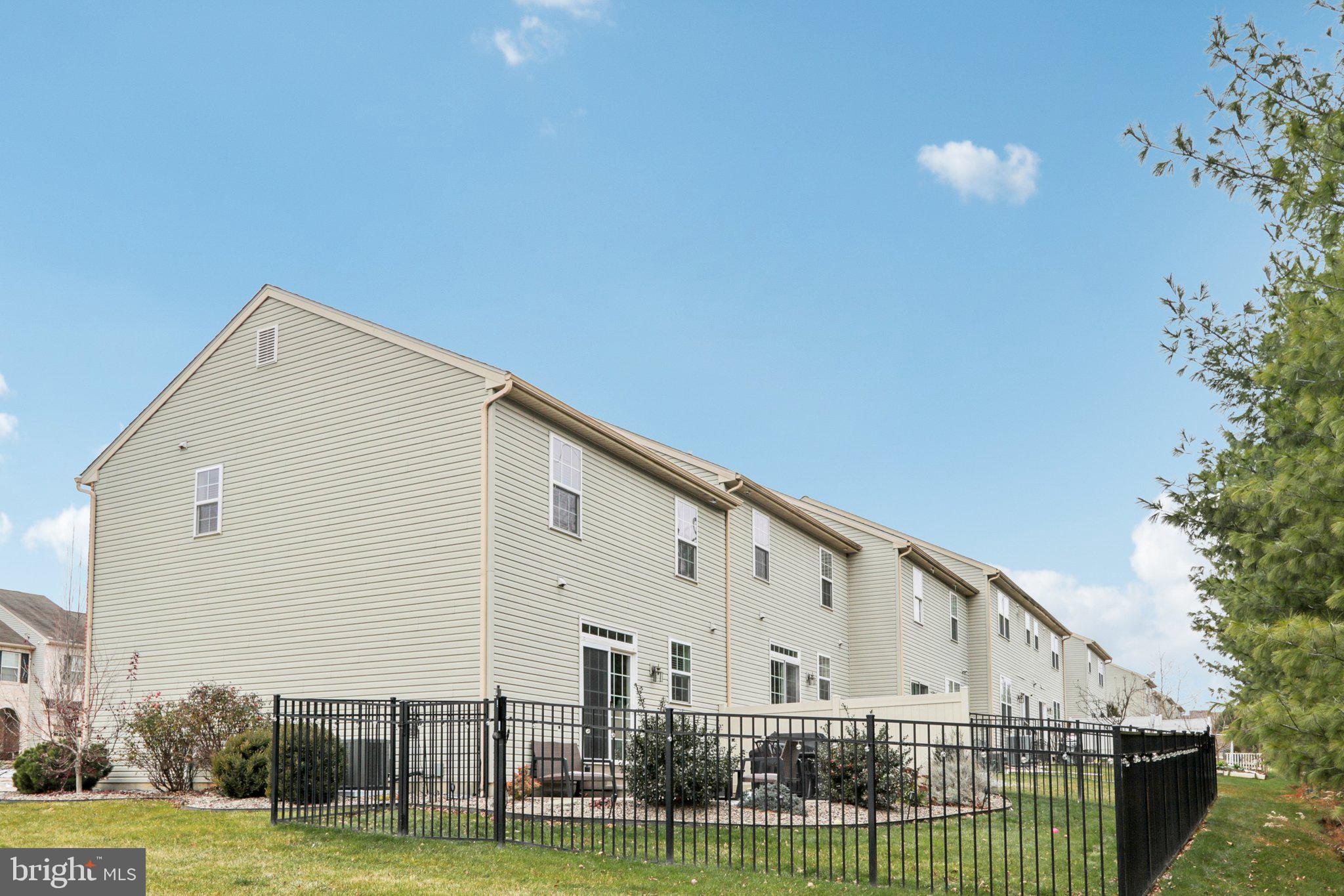 LAUREL FIELD - Residential