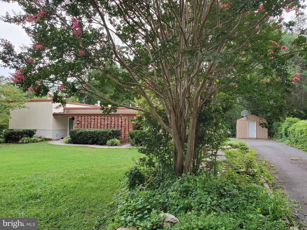 Photo of 2030 Greenwich Street, FALLS CHURCH, VA 22043 (MLS # VAFX2267522)