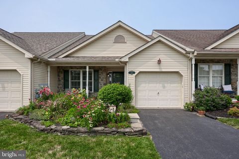 Townhouse For Sale - 423 Thrush Drive<br/> MANHEIM, PA 17545