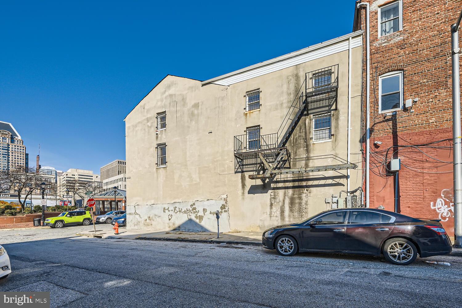 Main image without alt text