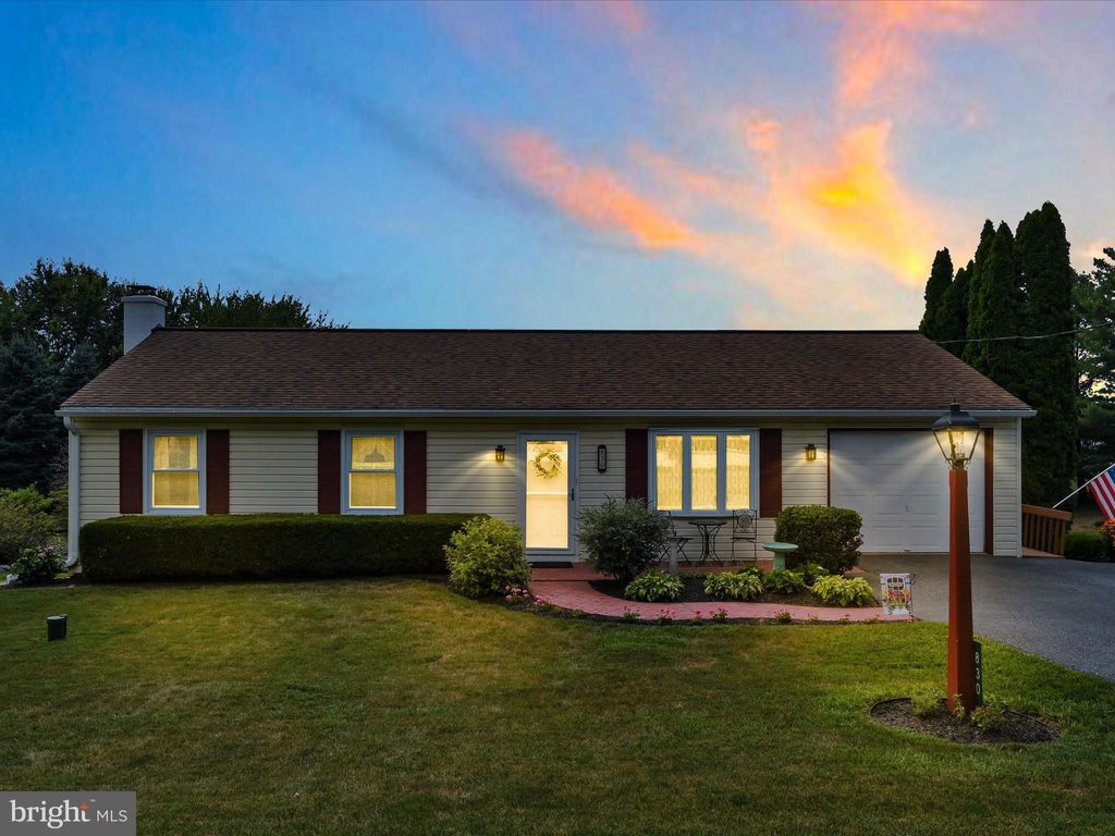 Photo of 830 Pine Hill Road, Lititz, PA 17543 (MLS # PALA2054286)