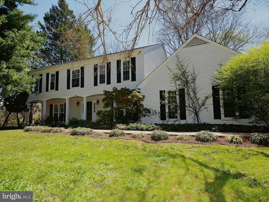 Live country life 2mi.to Harris Teeter! Farmhouse/contemporary flair. Updated cabinet lined kitchen w/granite & center island opens to dining area, screened porch & sun drenched 2 story great room. Flexible floor plan w/ bedroom & den on main lvl (could be dining room). View Catoctin Creek & have coffee on pergola deck. In ground pool, rustic barn with 2 stalls, hay storage tack rm. Rare Property.