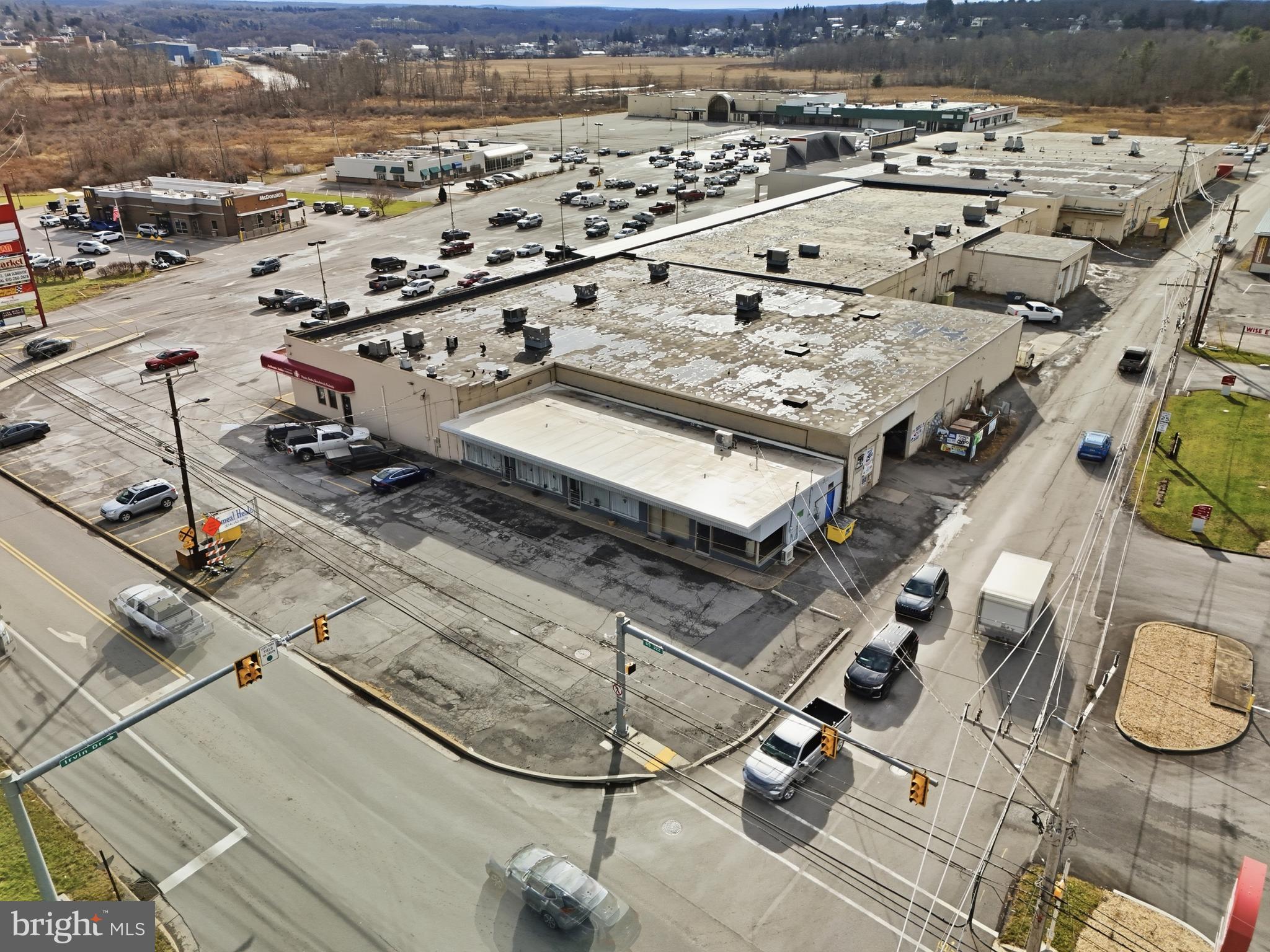 1081 & 1083 N FRONT STREET