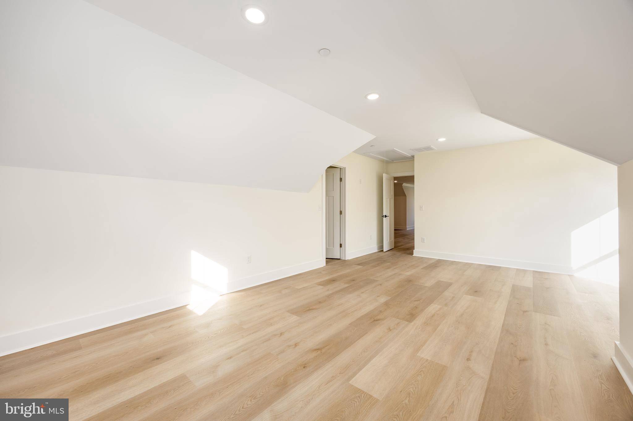 VILLAGE DOWN RIVER - Residential