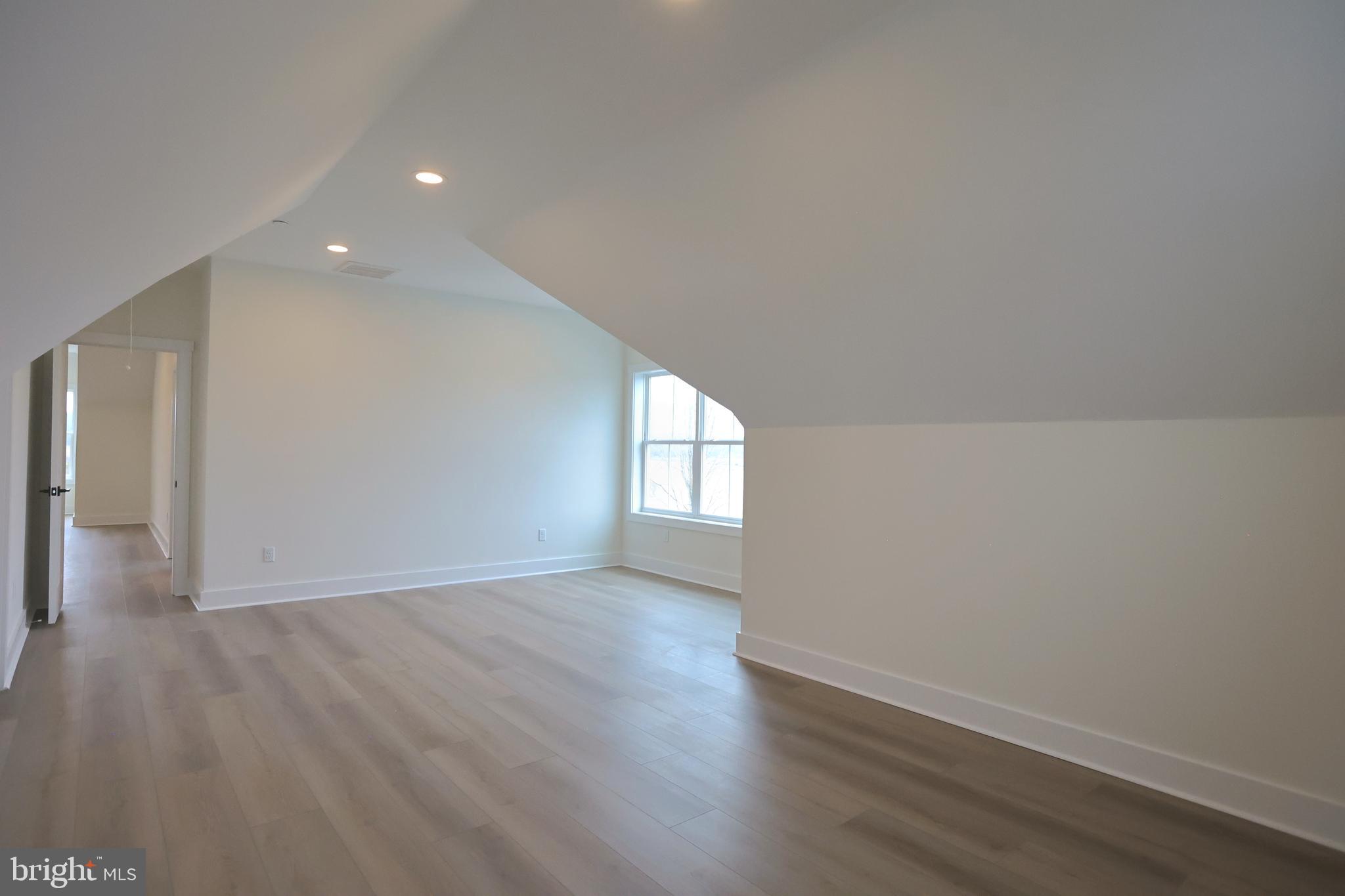 VILLAGE DOWN RIVER - Residential