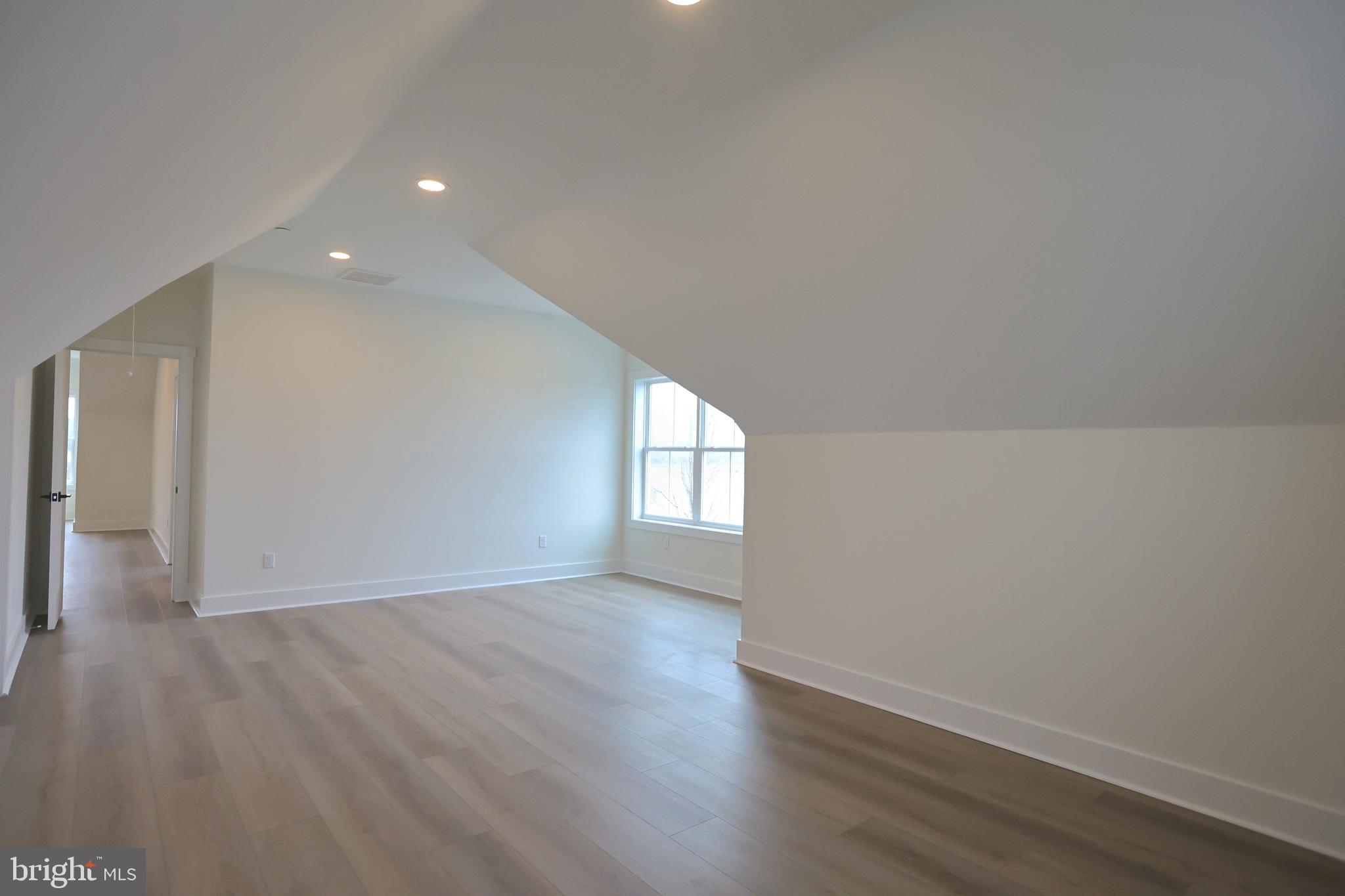 VILLAGE DOWN RIVER - Residential