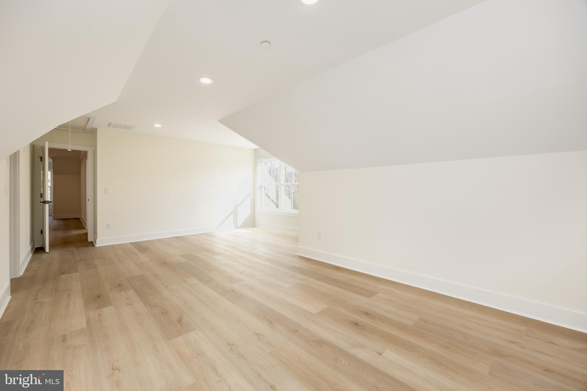 VILLAGE DOWN RIVER - Residential