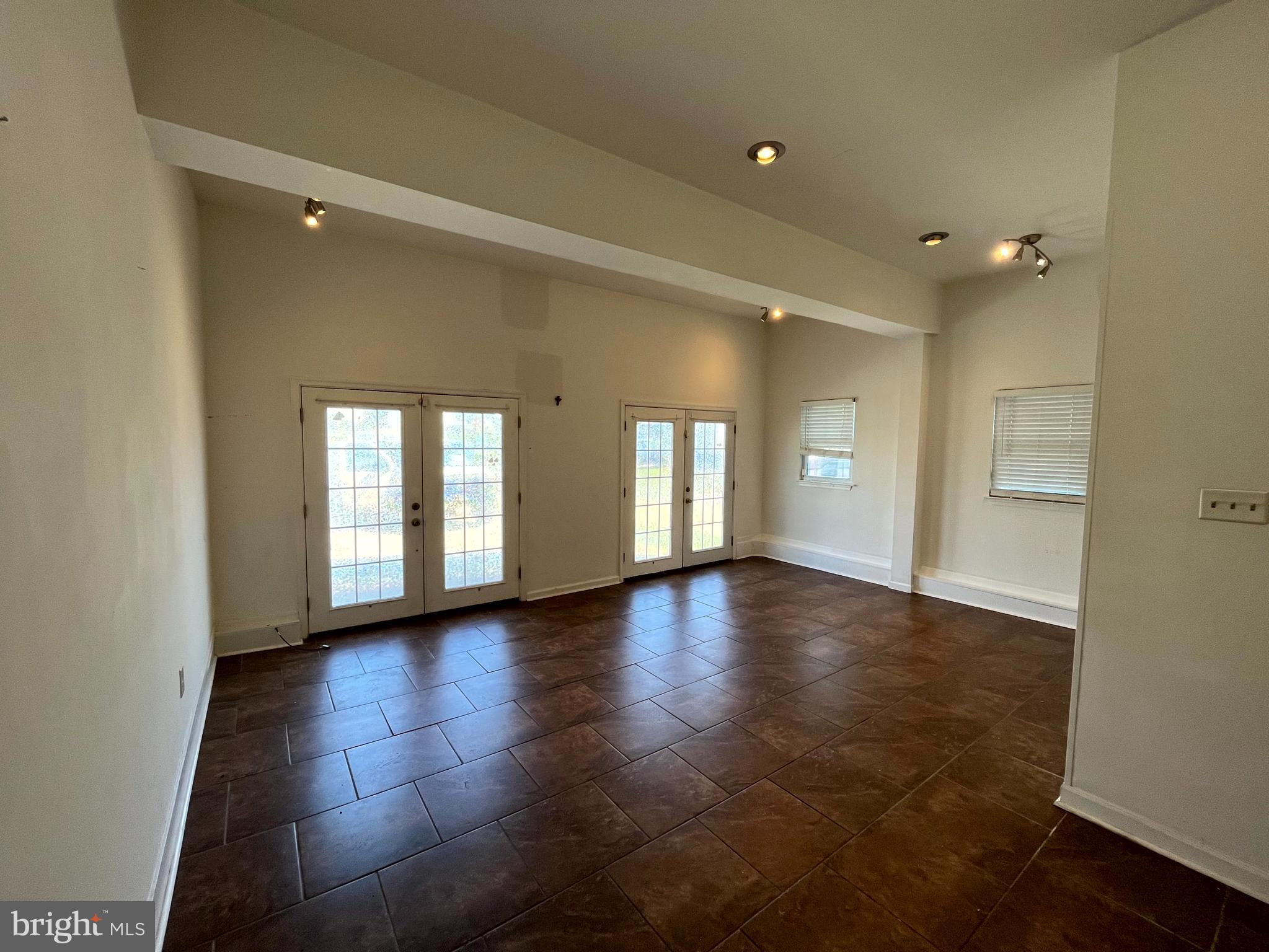 RIVERSIDE - Residential