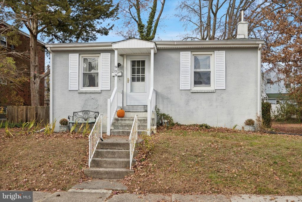 Photo of 909 Walnut Street, COLLINGDALE, PA 19023 (MLS # PADE2104900)