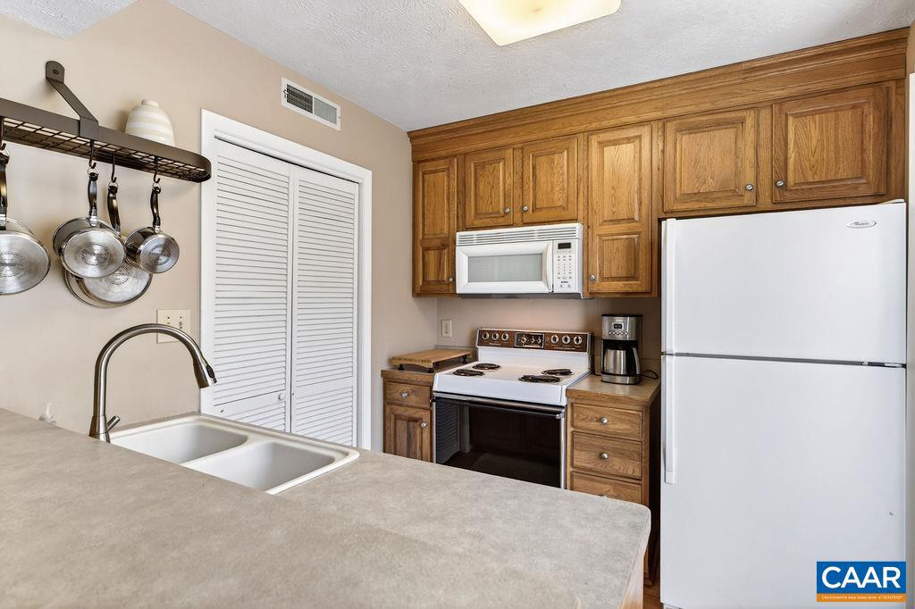 745 LAURELWOOD CONDOS 745