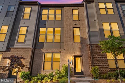 Photo of 2433 Liberty Loop, HERNDON, VA 20171 (MLS # VAFX2312124)