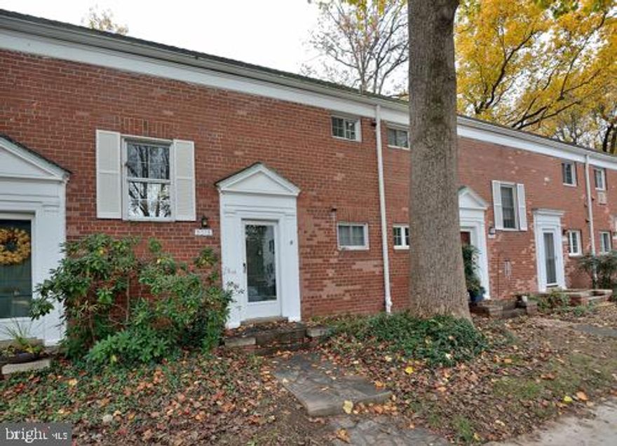 Available September 1st or Sooner * Offered for  $1,650.  Bright, upper level 1 bed + 1 bath Monroe model in Parkfairfax with 805 finished square feet. One of  the best streets in all of Parkfairfax-               secluded and quiet! Park in front of the home.         Gleaming hardwood, parquet floors throughout.      Attic space for storage in unit. Washer & dryer in    unit. Painted in neutral colors. Generously sized      bedroom with 2 closets. Community features pools, tennis, acres of green space, DASH bus to Pentagon City Metro. Easy commute to DC, Arlington, Old      Town. Non-smoking lease. Pets considered on a        case-by-case basis.