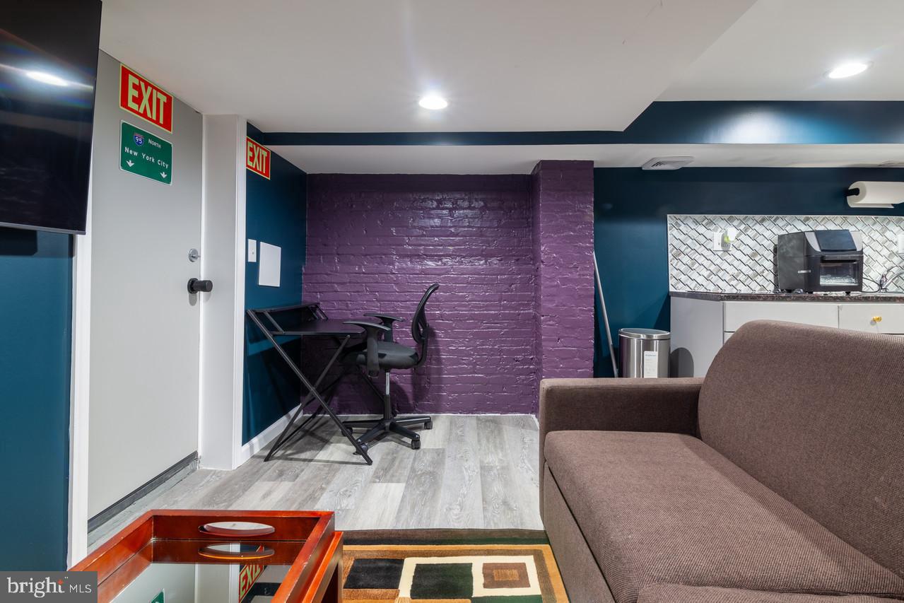 ELLWOOD PARK - Residential