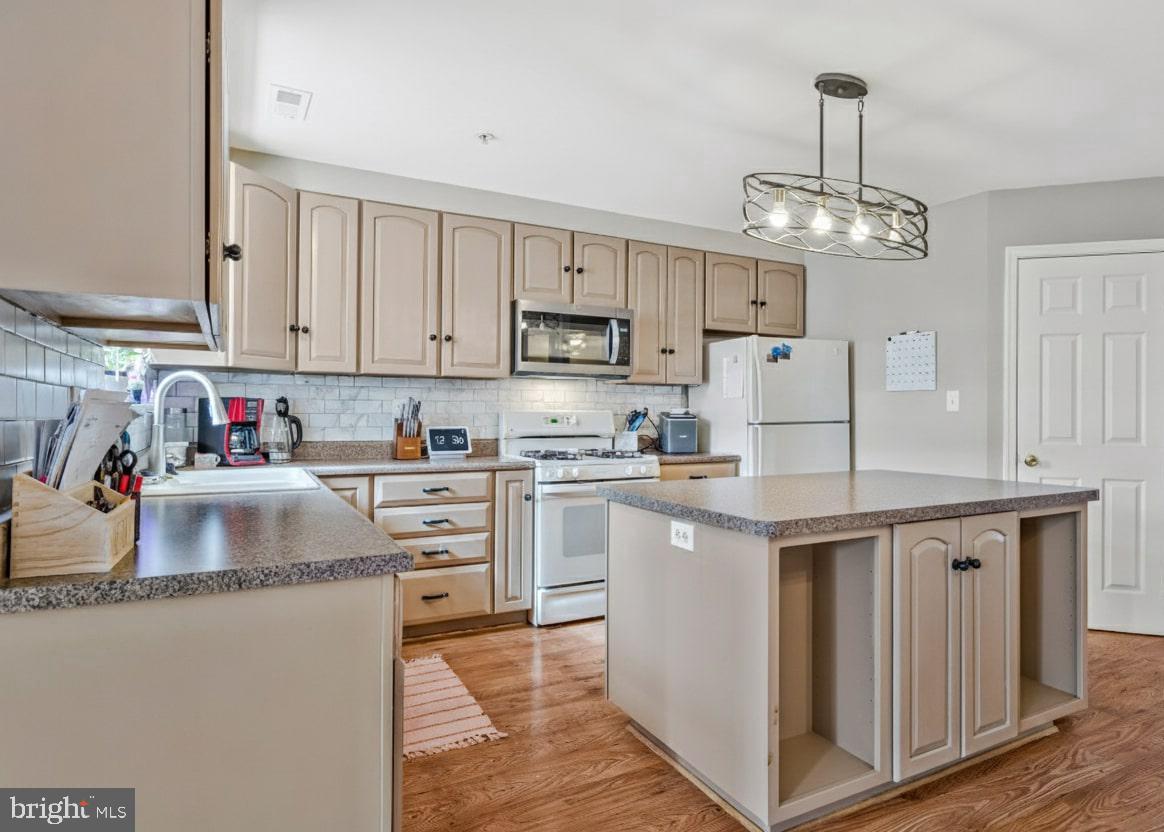 CHAPLINE PLACE - Residential