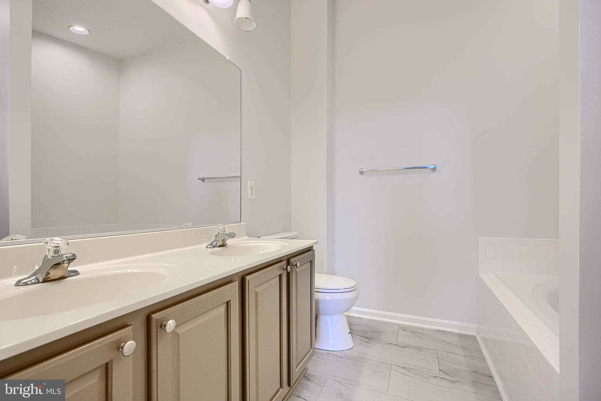 ALBEMARLE SQUARE - Residential