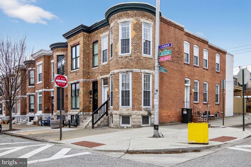 Exceptional 3BD, 3.5BA end-of -group with parking and a modern, open floor plan loaded with amenities. Gourmet kitchen with granite counters, ample cabinetry, breakfast bar, gas cook top, double wall ovens, combo microwave, side-by-side refrigerator, and dishwasher. Adjoining dining room with pantry. Bright, spacious living room. Primary bedroom suite with two closets, and primary bath with double vanity and walk-in shower. Bedroom 2 with abundant natural light via 4 windows. Family Room with built-in seating, and 3rd bedroom with renovated full bath. Recent updates include gas furnace (2025), remodeled basement bath and new carpet (2022), new roof (2020). Convenient to shopping, restaurants, fitness clubs, and nearby Riverside Park.