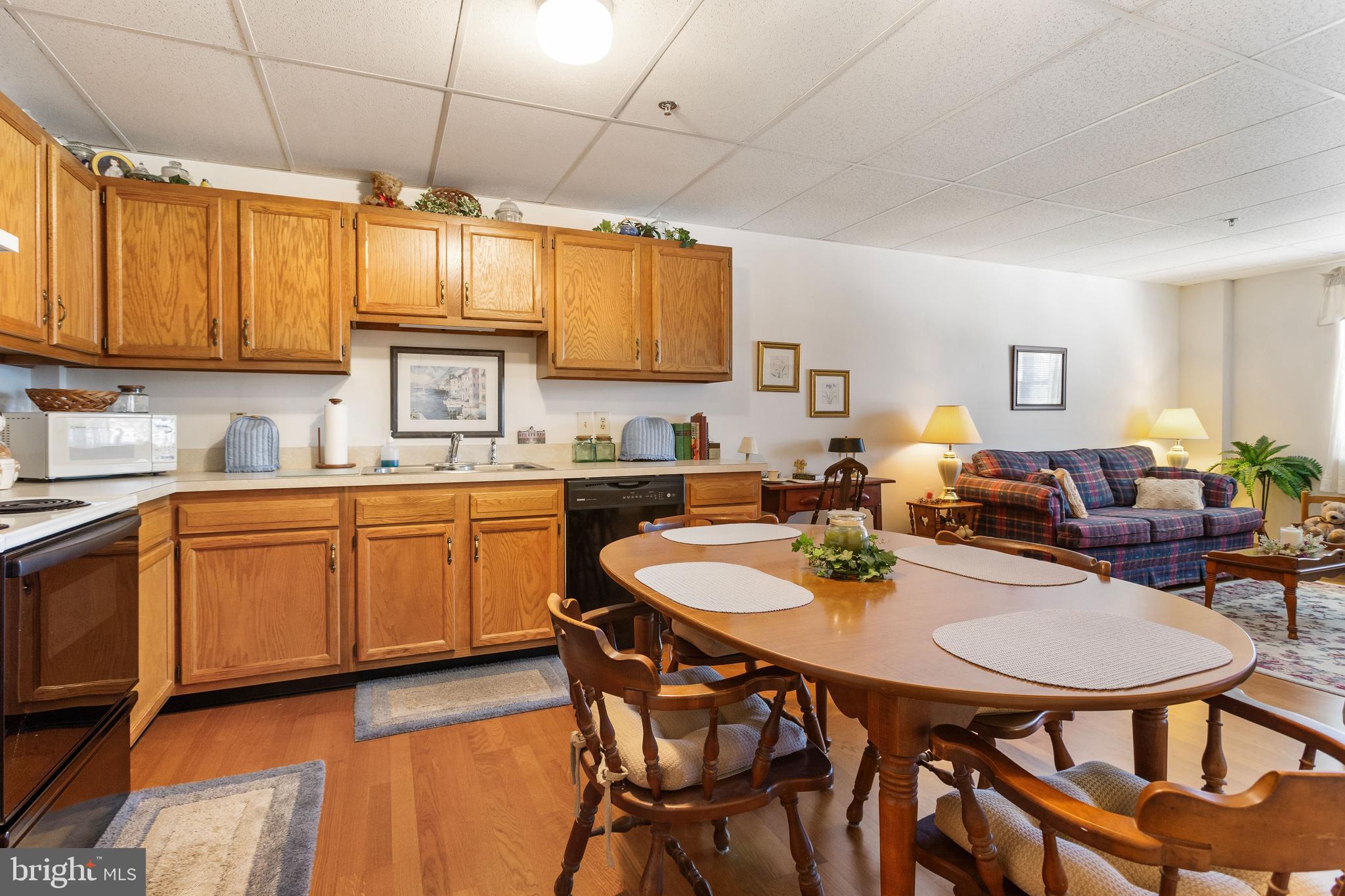 GOLDEN EXCHANGE CONDOS - Residential