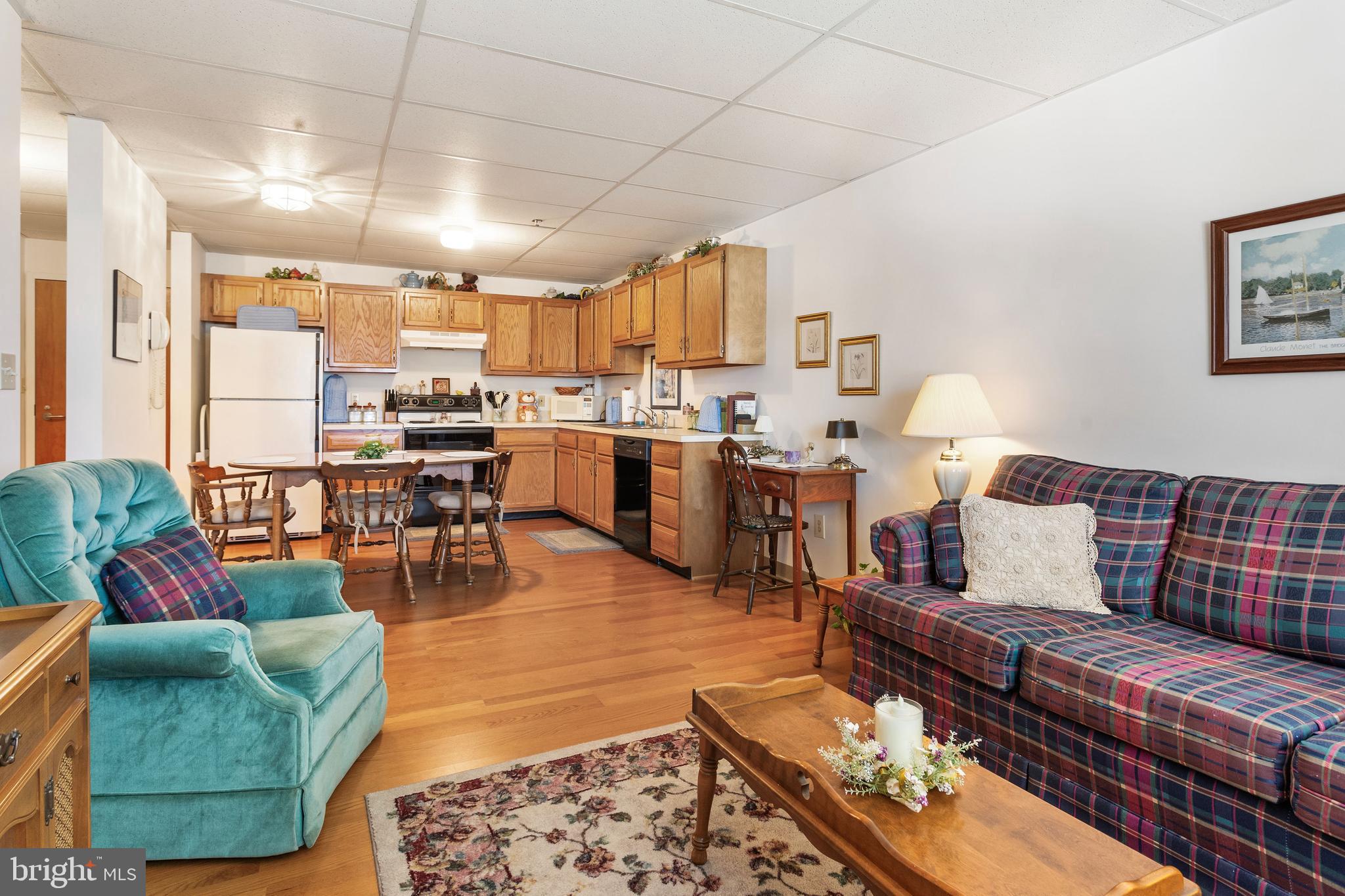 GOLDEN EXCHANGE CONDOS - Residential