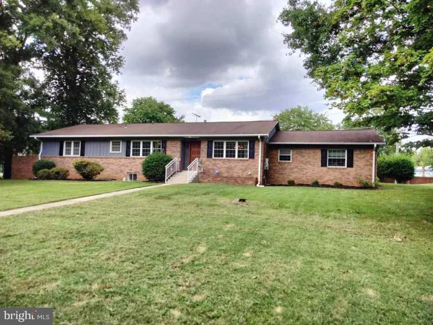 1 block from the Potomac ... Fantastic Location ... Most affordable home in the Community ... Some updates and some Old School ... Move-in condition ... 4 bedrooms and 3.5 bathrooms ... A must see ... Huge corner lot ... Space for addition ... 2,900 square feet including basement ... Master bedroom on 1st floor … Home is equiped with a full back up generator.