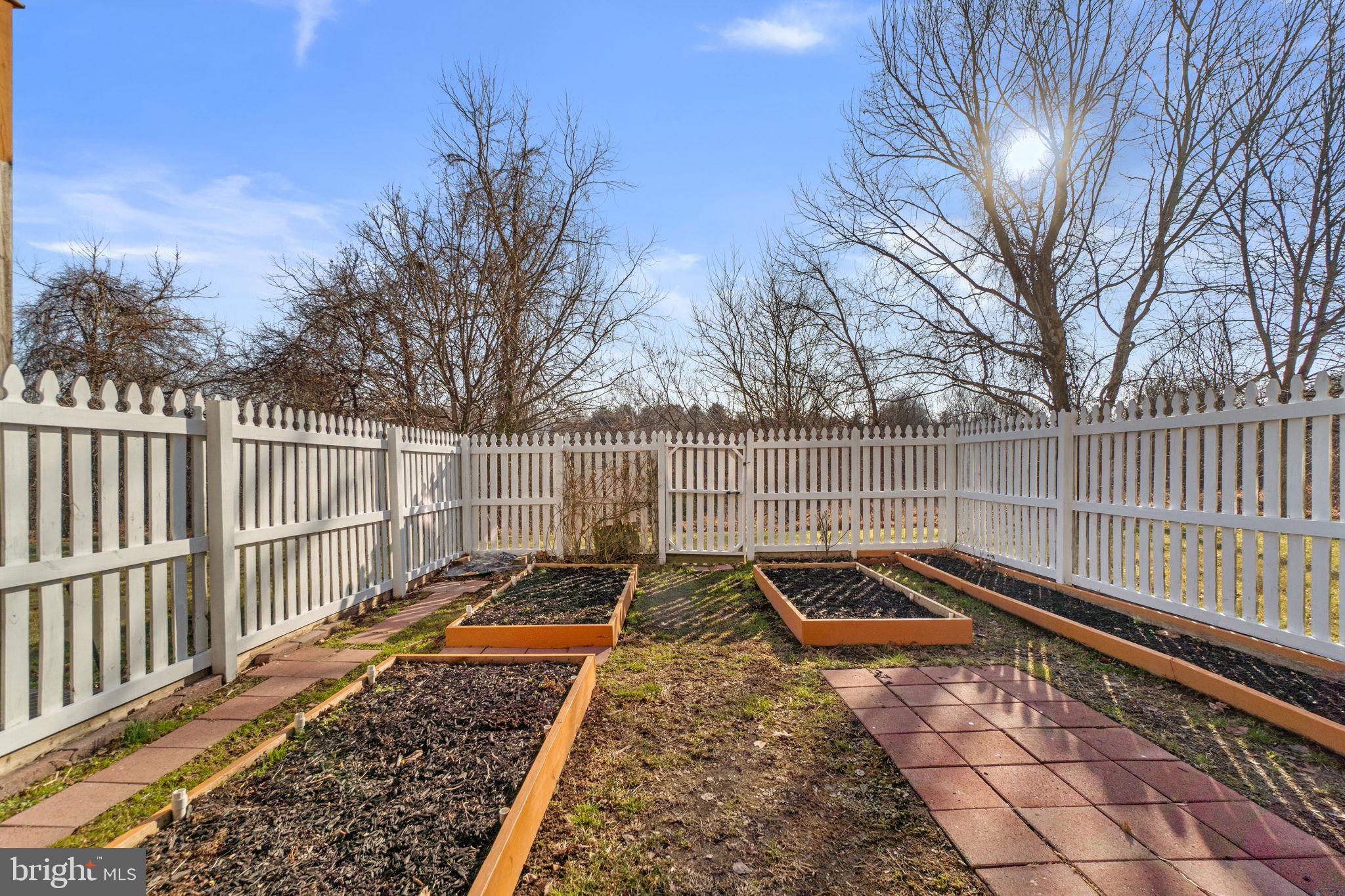 HOLLIFIELD STATION - Residential