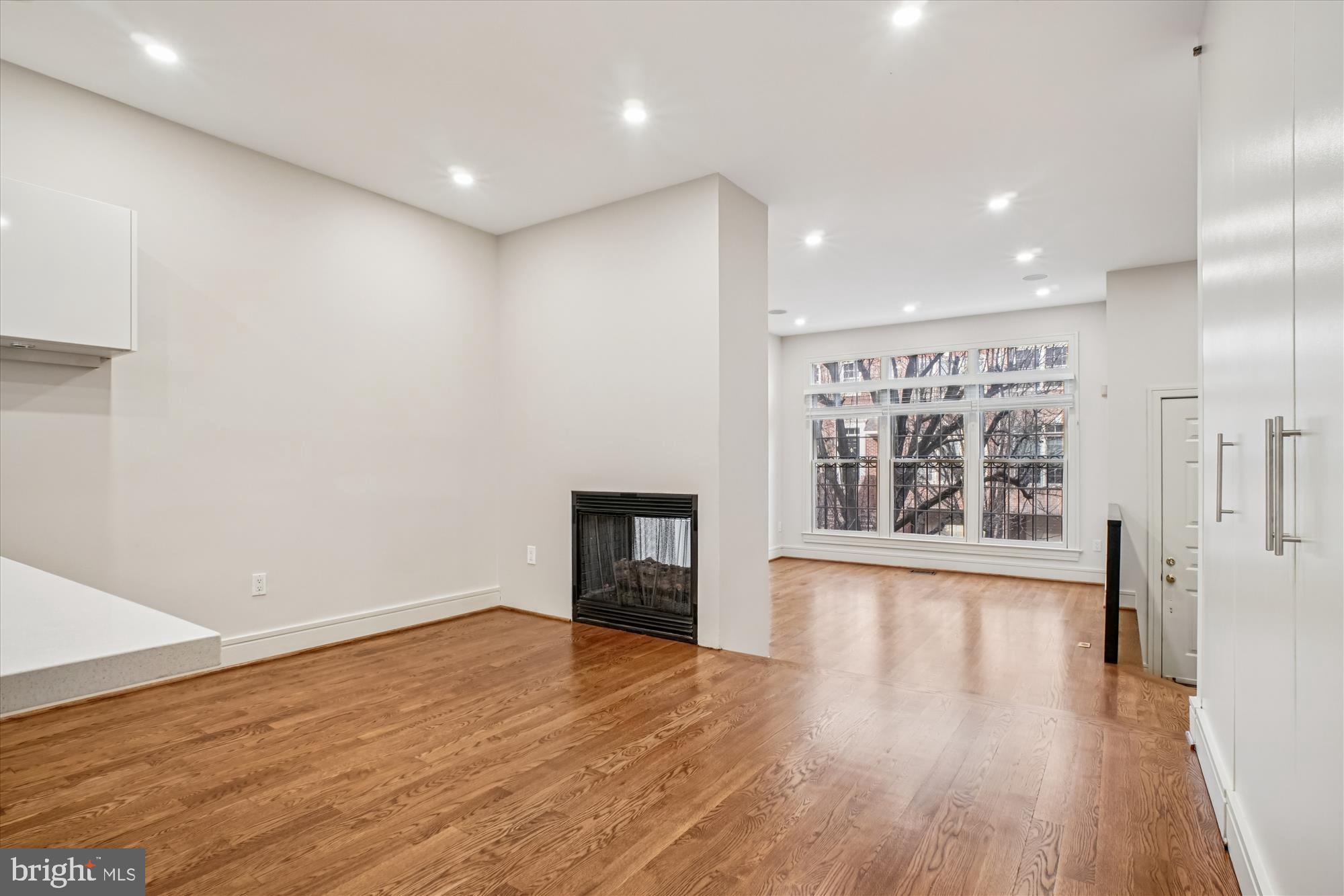 1528 N COLONIAL COURT