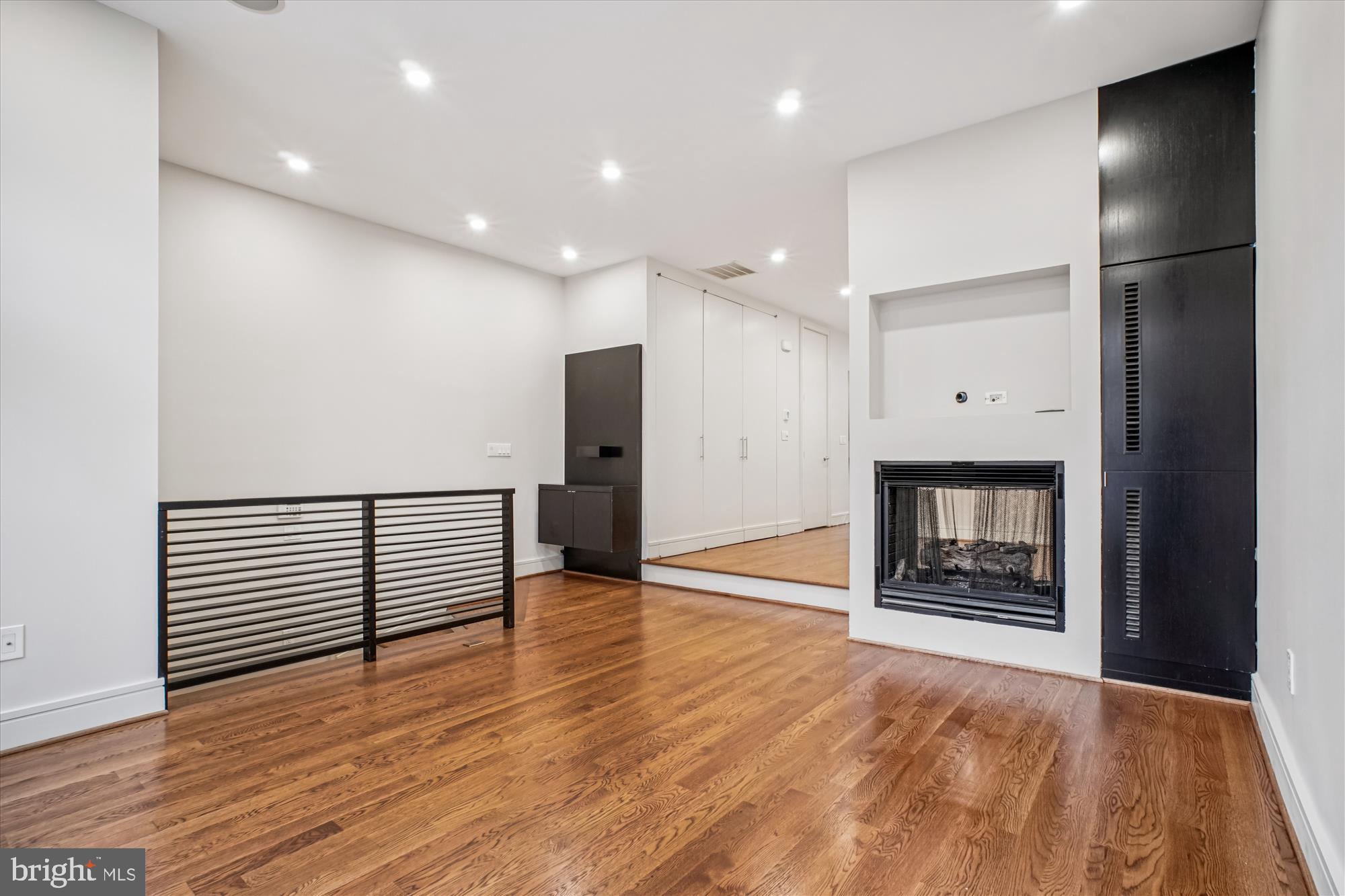 1528 N COLONIAL COURT