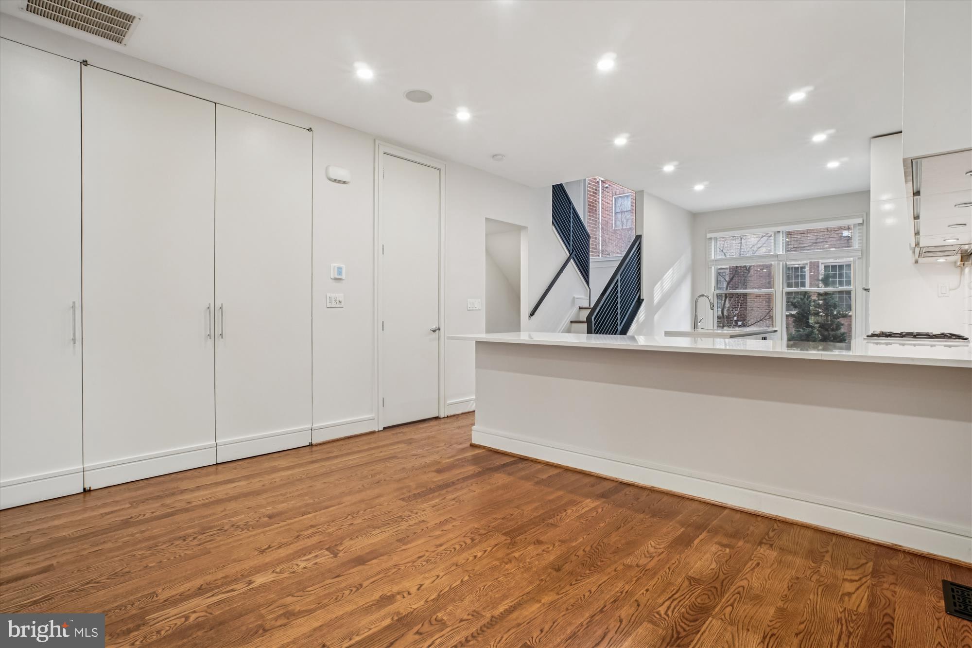 1528 N COLONIAL COURT