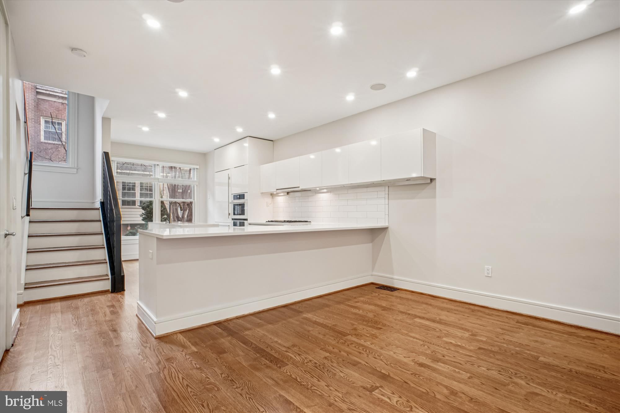 1528 N COLONIAL COURT