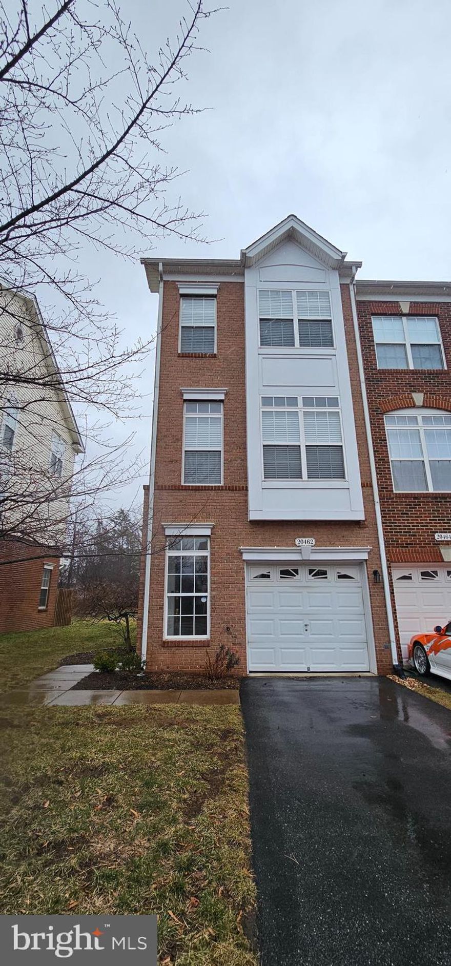 Two bedroom end unit townhome in great location! Each bedroom features ensuite private bathroom, primary bedroom includes spacious closet with custom shelving. Gas fire place in living room and granite counters in kitchen. 

Landlord prefers no pets
