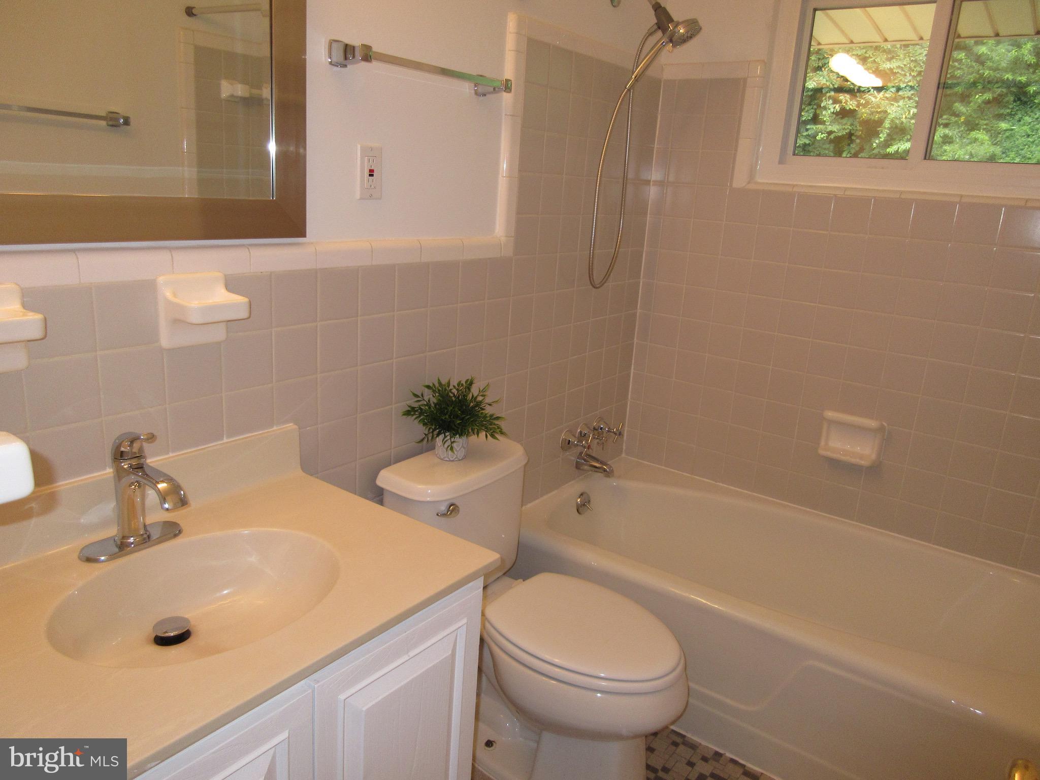 BROYHILL LANGLEY ESTATES - Residential Lease