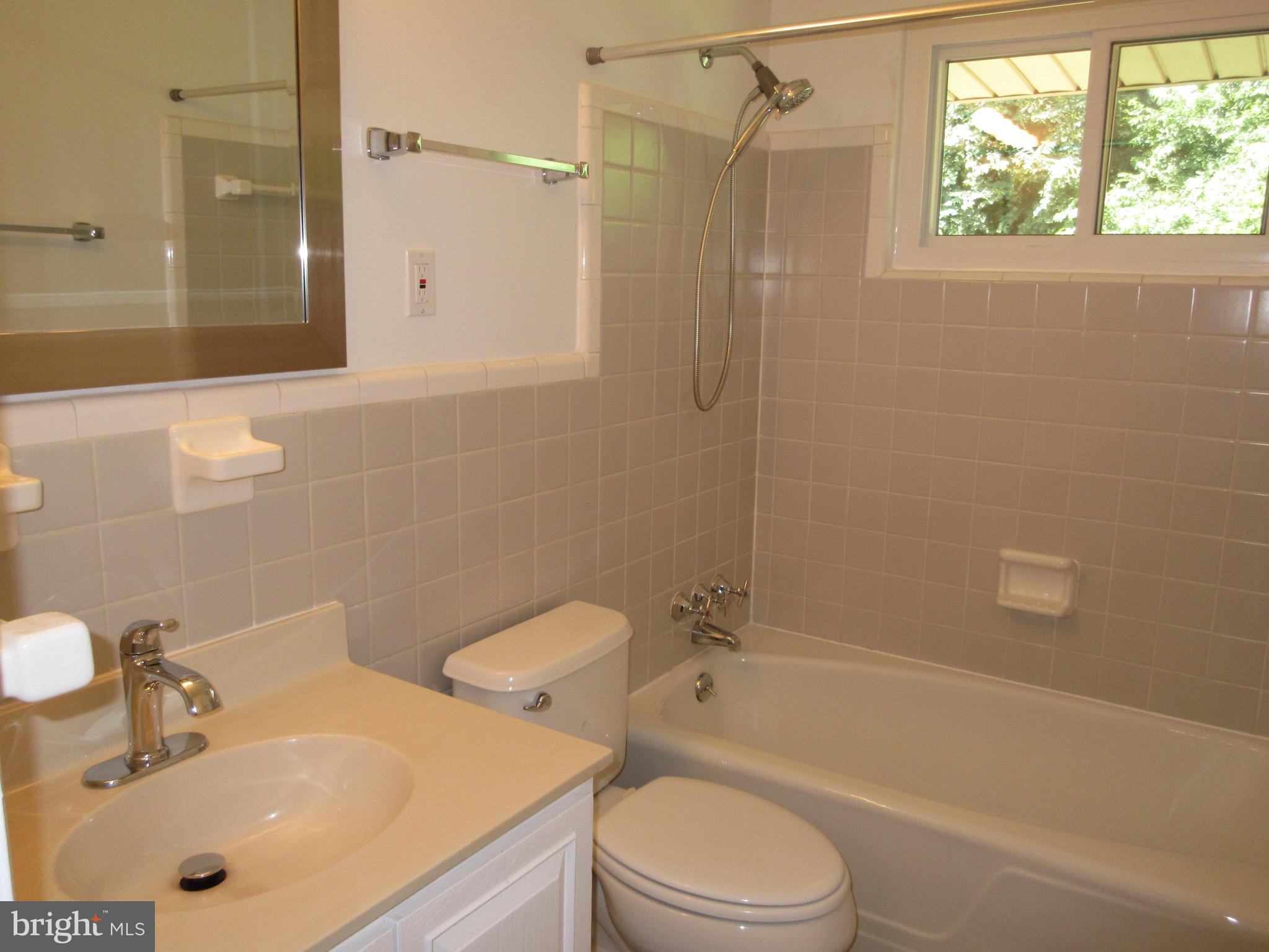 BROYHILL LANGLEY ESTATES - Residential Lease