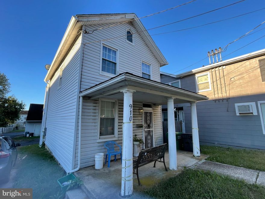 Eliminate your commute and work where you live. 
Perfect for business like hair salon, nail salon, tailor, seamstress, accountant, attorney, etc. Oversized detached two car garage will hold an RV or a dump truck.