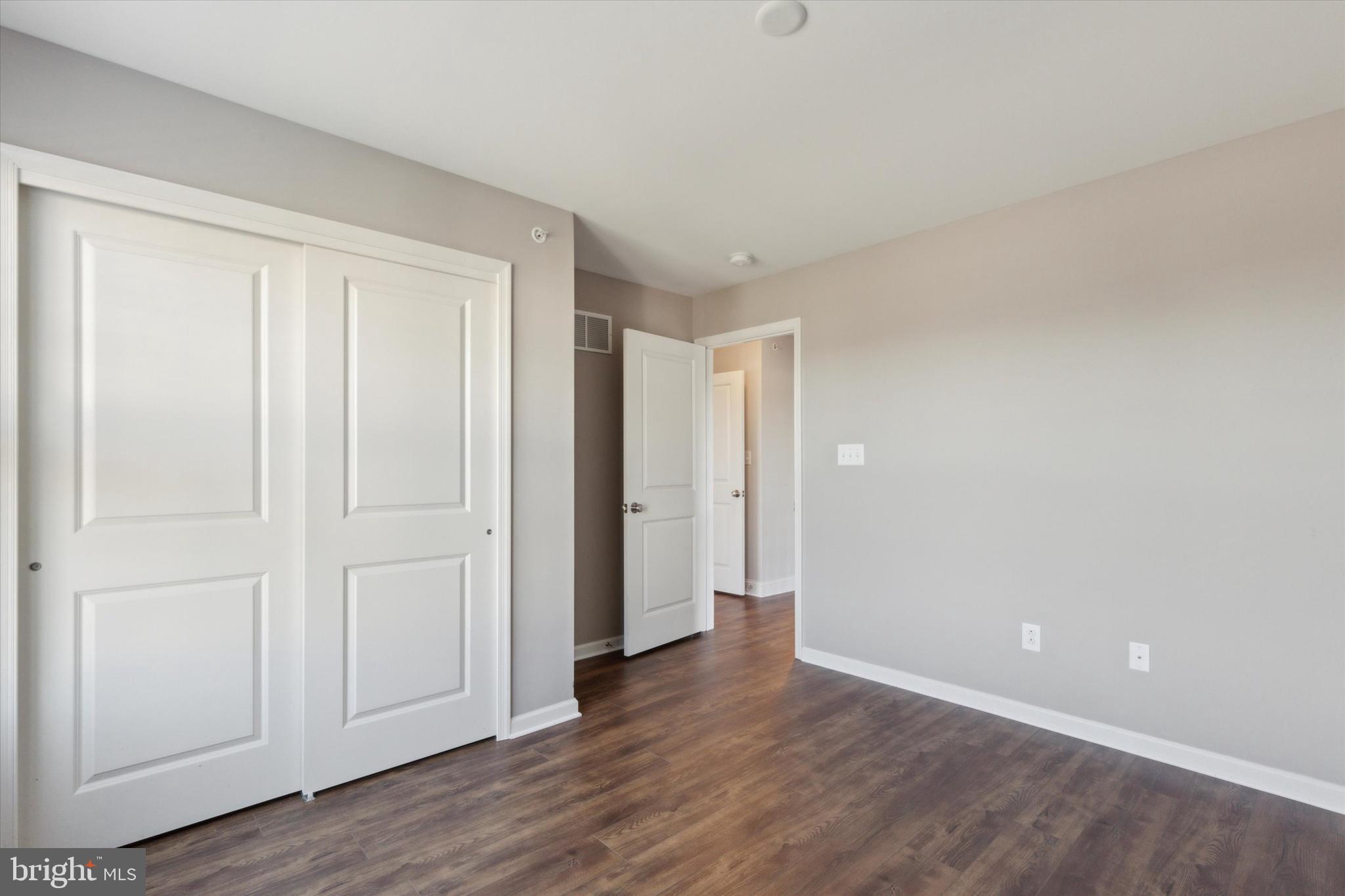 MAINLAND SQUARE - Residential Lease