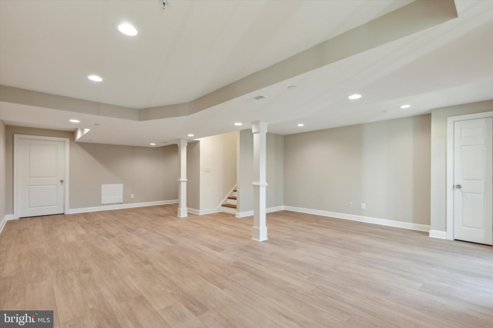 MAINLAND SQUARE - Residential Lease